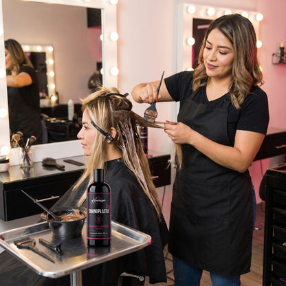 Estilista aplicando Taninoplastia Keralazzio en salón profesional
